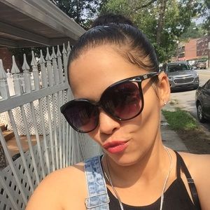 Meet your Posher, Caroline